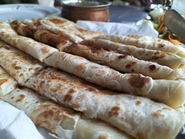 Yumurta, Dal ve Paratha ile Geleneksel Kahvaltı: Güne Mükemmel Başlama