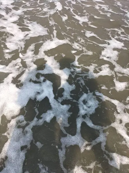 Sahilde hafif su köpüğü olan Manzaralı Deniz Sahili