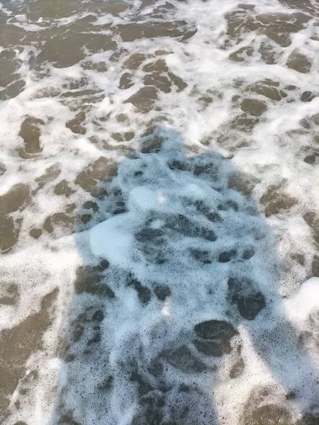 Sahilde hafif su köpüğü olan Manzaralı Deniz Sahili