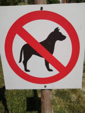 Yasak işareti. Köpekler giremez.
