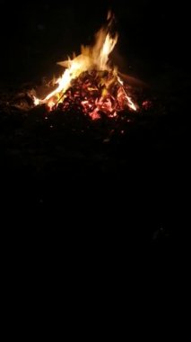 Ateş geceleri yanıyor ve insanlar kafayı buluyor.