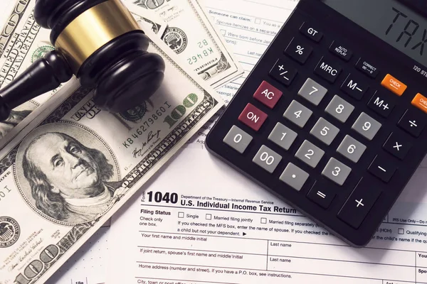 Concepto Impuestos Calculadora Con Texto Impuestos Con Dinero Formulario Impuestos —  Fotos de Stock