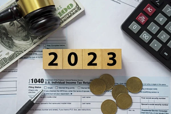Conceito Imposto 2023 Número Bloco Madeira Calculadora Com Dinheiro Formulário — Fotografia de Stock