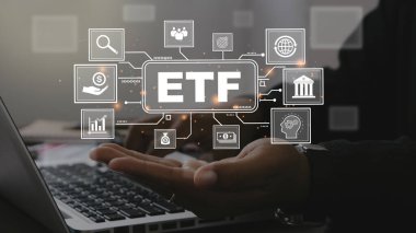 ETF, Karşılaştırılmış Fon. İş adamları ETF 'nin ikonlarına sahip bir dizüstü bilgisayar kullanıyor. İş dünyası finans kavramı..