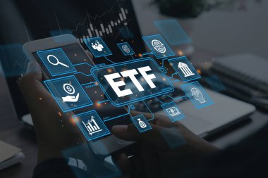 ETF, Karşılaştırma Fonu. İş adamları ETF 'nin finans kavramının simgeleriyle akıllı telefon kullanıyor. Piyasa endeksi fonu.