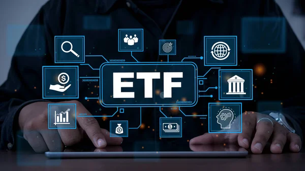 ETF, Karşılıklı Ticaret Fonu. İş adamları ETF iş finans kavramının simgelerini içeren bir tablet kullanıyorlar. Piyasa endeksi fonu.