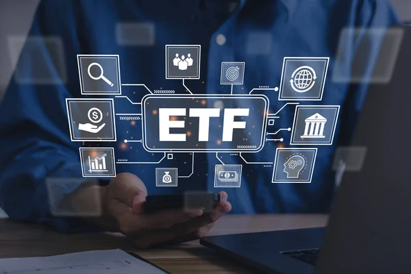 ETF, Karşılaştırma Fonu. İş adamları ETF ve ticaret simgeleriyle akıllı telefon kullanıyor. İş finans kavramı..