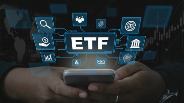 ETF, Karşılıklı Ticaret Fonu. İş adamları ETF iş finans kavramının simgelerini içeren bir tablet kullanıyorlar. Piyasa endeksi fonu.