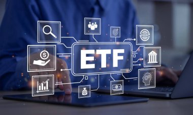 ETF, Karşılıklı Ticaret Fonu. İş adamları ETF 'nin finans kavramının simgelerine sahip bir dizüstü bilgisayar ve tablet kullanıyorlar. Piyasa endeksi fonu.