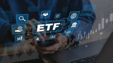 ETF, Karşılaştırma Fonu. İş adamları ETF ve ticaret simgeleriyle akıllı telefon kullanıyor. İş finans kavramı..