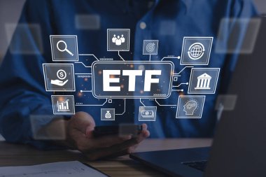 ETF, Karşılaştırma Fonu. İş adamları ETF ve ticaret simgeleriyle akıllı telefon kullanıyor. İş finans kavramı..