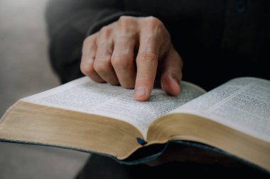 Hristiyan adam pazar sabahı Tanrı 'ya dua etmek için İncil okuyor. Maneviyat, din, inanç. Hristiyan hayatı..