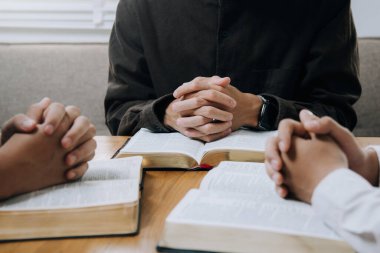 Hristiyanlardan oluşan bir grup pazar sabahı birlikte dua etmek ve Tanrı 'ya ibadet etmek için İncil okuyor. Maneviyat, din, inanç. Hristiyan hayatı. Kilisede Tanrı' nın kelamını çalışmak..