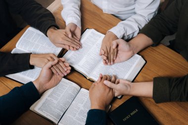 Pazar sabahı el ele tutuşan Hıristiyan grup Tanrı 'ya dua ediyor ve ona tapıyorlar.Maneviyat, din, inanç. Hristiyan hayatı. Kilisede Tanrı' nın sözlerini inceliyorlar..