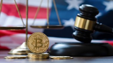 Kripto para yasaları kavramı. Bitcoin, Yargıç Gavin ve Amerika Birleşik Devletleri bayraklı hukuki teraziler. USA.engelleme zinciri işi, İnternet Finans Avukatı.