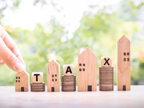 微型住宅和木制建筑 硬币堆叠上写着 Tax 房屋和财产纳税的概念 财产税 — 图库照片