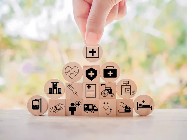 Sağlık hizmetleri ve sağlık ikonlarıyla ahşap blokları kapatın..
