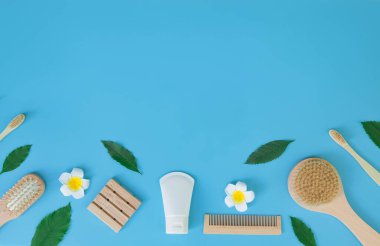 Mavi arkaplandaki spa ürünleri görünümünün tam üstünde, kopyalama alanı olan sağlık hizmeti spa kavramı