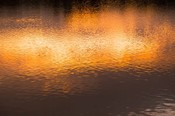Verschwommener Hintergrund Des Oberflächenwassers Bei Sonnenuntergang — Stockfoto