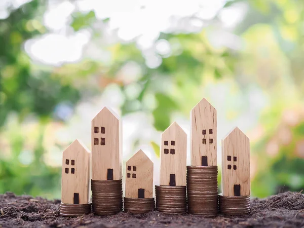小木屋里堆满了硬币 房地产投资 住房抵押贷款 房地产投资的概念 — 图库照片