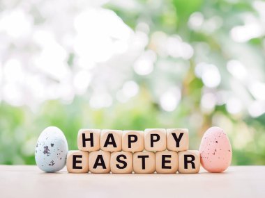 Paskalya Günü konsepti için renkli yumurtalı Mutlu Paskalyalar sözcüğüyle tahta blok..