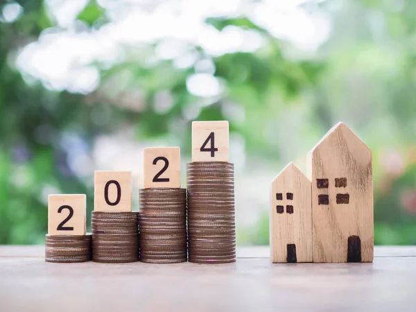 2024号木块堆放硬币和小房子房地产投资 住房抵押贷款 房地产投资的概念 — 图库照片