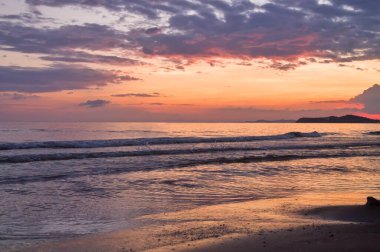 Deniz doğa arka plan için günbatımı gökyüzü ile görünümü