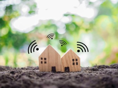 Karısının sinyalli minyatür evi. Ağ bağlantısı kavramı, internet, akıllı ev kontrolü ve otomasyon sistemi teknolojisi.