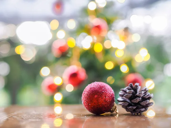 Dekat Dari Pinecones Dan Bola Merah Dengan Natal Latar Belakang Stok Lukisan  