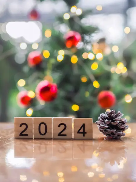 Holzblock Nummer 2024 Und Tannenzapfen Mit Weihnachtlichem Licht Bokeh Hintergrund Stockbild