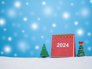 Yeni yıl ve Noel 2024 konsepti için parlak ışıklarla takvim ve Noel ağaçlarını kapat.