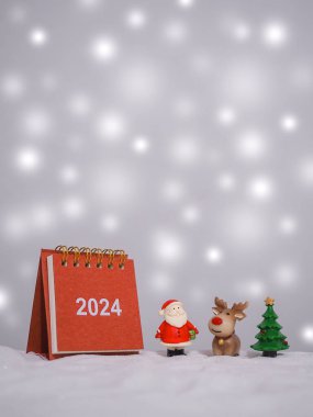 Yeni yıl ve Noel 2024 konsepti için parlak ışıkla takvim ve Noel dekorasyonunu kapat.