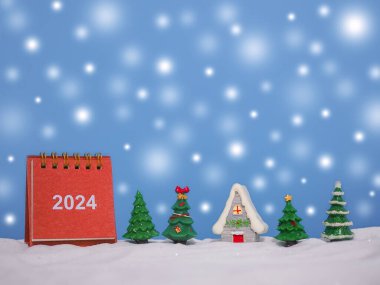 Yeni yıl ve Noel 2024 konsepti için parlak ışıkla takvim ve Noel dekorasyonunu kapat.