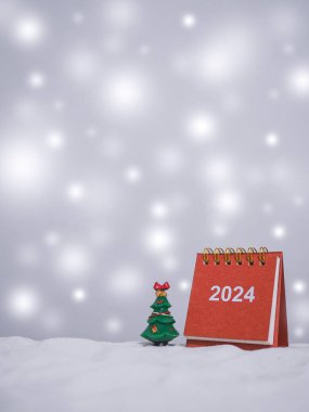 Yeni yıl ve Noel 2024 konsepti için parlak ışıklarla takvim ve Noel ağaçlarını kapat.