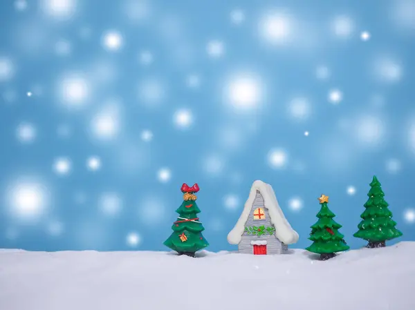 Vánoční Stromeček Miniaturní Dům Lesklým Světlem Vánoce Silvestrovské Svátky Pozadí — Stock fotografie