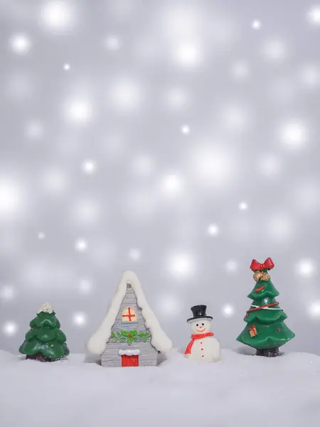 Vánoční Stromeček Miniaturní Dům Lesklým Světlem Vánoce Silvestrovské Svátky Pozadí — Stock fotografie