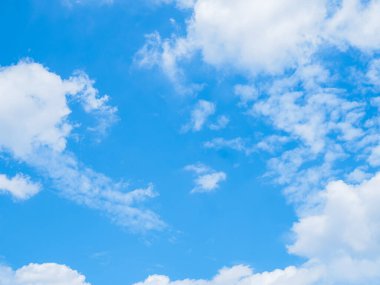 Doğa arka planı için beyaz bulutlu mavi gökyüzü