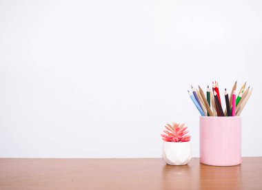 Ofis masası, renkli kırtasiyeli ve kaktüslü yaratıcı öğrenci masası. Metin için boşluk kopyala, okula geri dön, eğitim kavramı