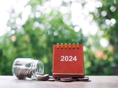 2024 masa takvimi bozuk para yığınında. 2024 yılında para, finans, yatırım ve işletme tasarruf kavramı büyüyor.