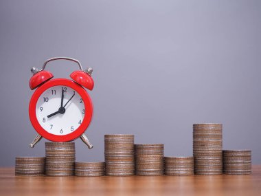 Bozuk paraların üzerindeki kırmızı alarm. Tasarruf, Finansal, Yatırım ve İş Büyütme kavramı.