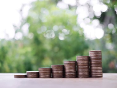 Para yığını kapatma, para biriktirme, finans, yatırım ve iş büyütme kavramı.