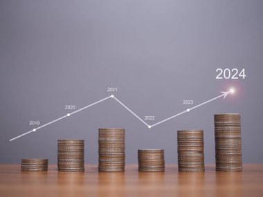 Virtaul artan grafiği olan bozuk para yığını. İş büyümesi, Finansal yatırım, piyasa hisseleri, kar iadesi, 2024 yılındaki bölünmüş ve iş fonu kavramı