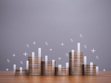 Virtaul artan grafiği olan bozuk para yığını. İş büyümesi, mali yatırım, piyasa hisseleri, kar iadesi, bölünme ve iş fonu kavramı