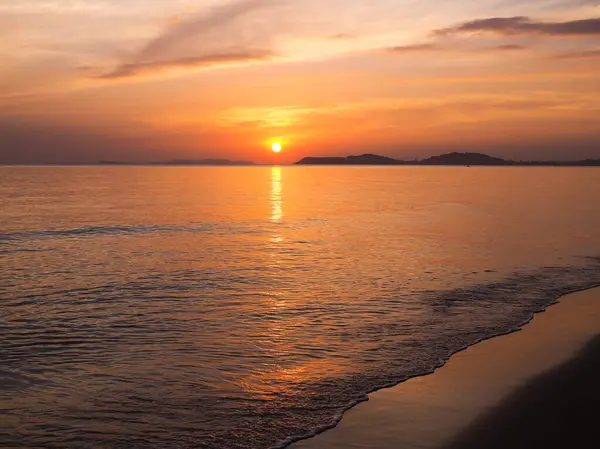 Doğa arka plan için günbatımı sırasında ile deniz görünümü