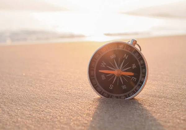 Nahaufnahme Kompass Strand Mit Sonnenlicht Stockfoto