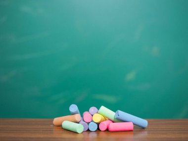 Çok renkli tebeşir eğitim arka plan için sedye ile ahşap