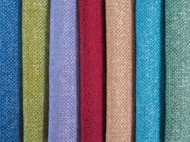 Renkli arka plan, renkli kumaş yığını. Sessiz renkli kumaş arkaplanının tam çerçeve görüntüsü