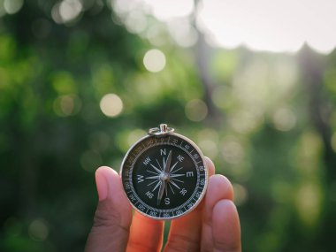 Doğa geçmişi olan el ele tutuşmalar. Dünya turizm günü konsepti, doğru yönleri aramak ve seyahat etmek.