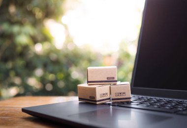 Laptop klavyesindeki kutular. Ev teslimatı sunan online alışveriş konseptleri