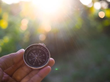 Doğa geçmişi olan el ele tutuşmalar. Dünya turizm günü konsepti, doğru yönleri aramak ve seyahat etmek.